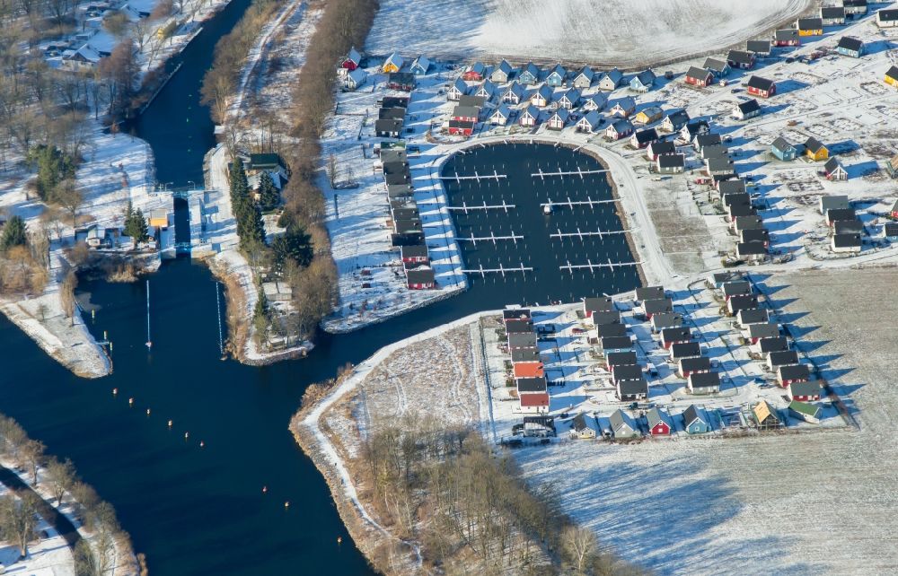 Aerial image Zerpenschleuse - Wintry snowy construction site to build new holiday apartments and to expand the holiday home complex Hafendorf Zerpenschleuse in Zerpenschleuse in the state Brandenburg, Germany