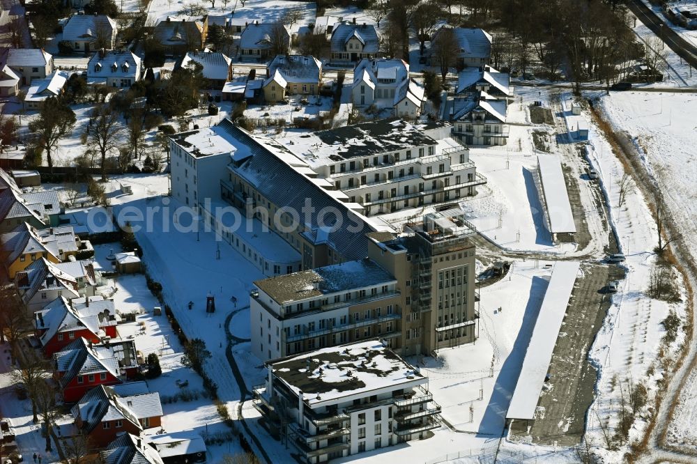 Wustrow from the bird's eye view: Wintry snowy building of an apartment building used as an apartment complex Alte Seefahrtschule in Wustrow in the state Mecklenburg - Western Pomerania, Germany