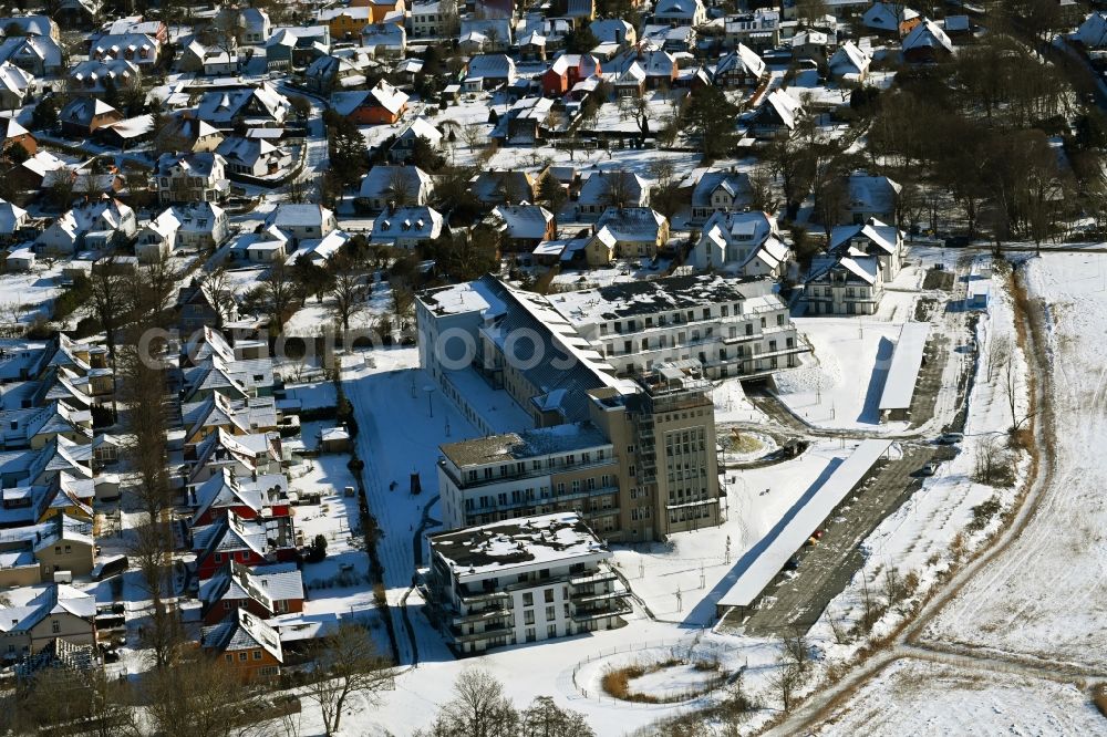 Aerial image Wustrow - Wintry snowy building of an apartment building used as an apartment complex Alte Seefahrtschule in Wustrow in the state Mecklenburg - Western Pomerania, Germany