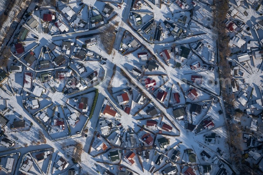 Haren (Ems) from the bird's eye view: Wintry snowy holiday house plant of the park Ferienzentrum Schloss Dankern on Dankernsee in the district Dankern in Haren (Ems) in the state Lower Saxony, Germany