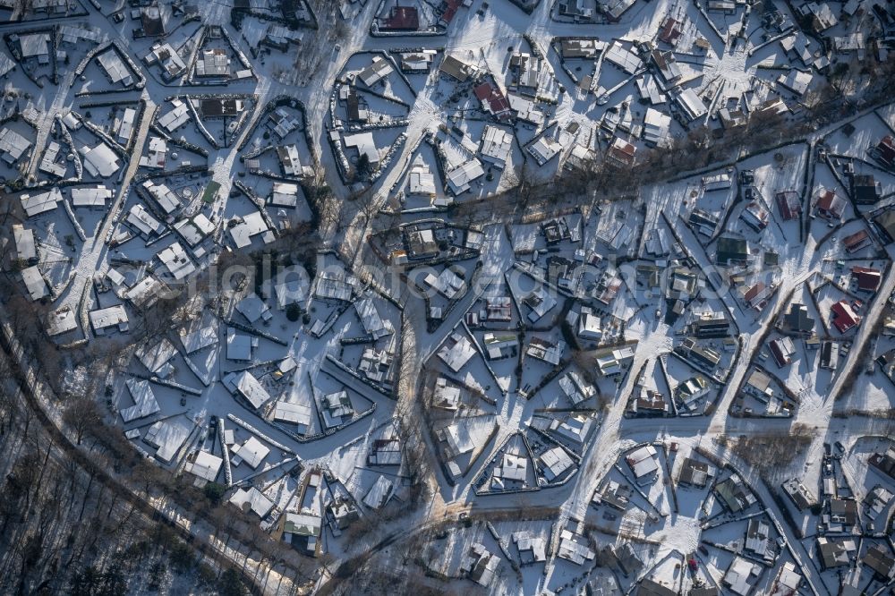 Aerial photograph Haren (Ems) - Wintry snowy holiday house plant of the park Ferienzentrum Schloss Dankern on Dankernsee in the district Dankern in Haren (Ems) in the state Lower Saxony, Germany