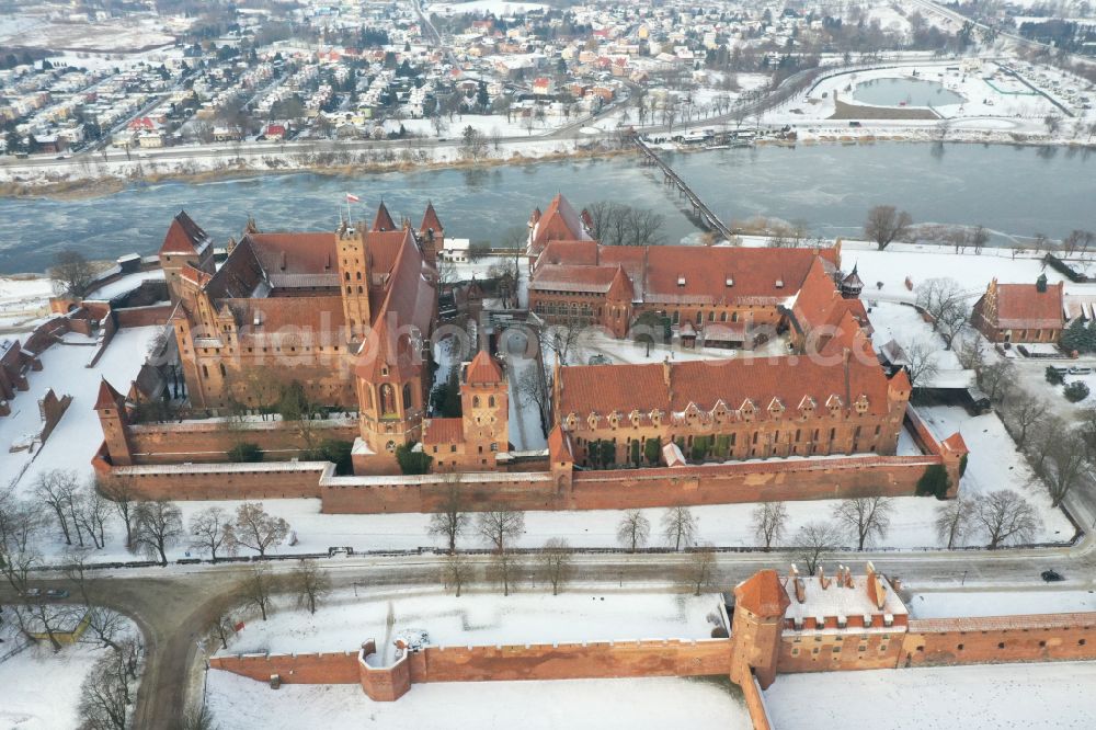 Aerial photograph Malbork Marienburg - Wintry snowy fortress of Ordensburg Marienburg in Malbork Marienburg in Pomorskie, Poland in winter