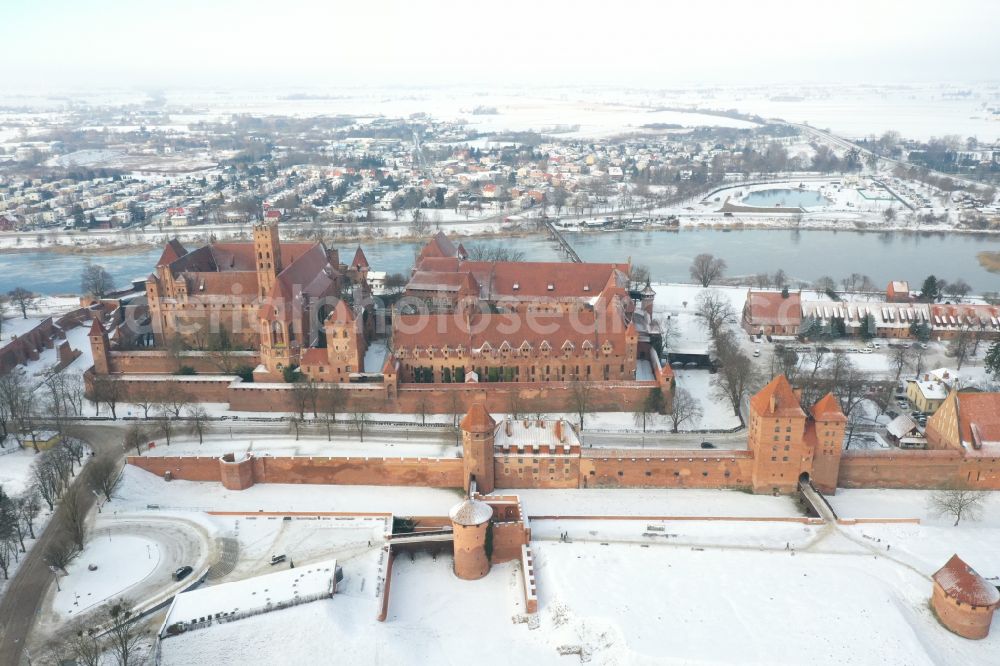 Malbork Marienburg from the bird's eye view: Wintry snowy fortress of Ordensburg Marienburg in Malbork Marienburg in Pomorskie, Poland in winter