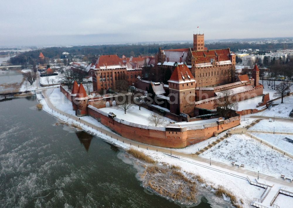 Aerial photograph Malbork Marienburg - Wintry snowy fortress of Ordensburg Marienburg in Malbork Marienburg in Pomorskie, Poland in winter