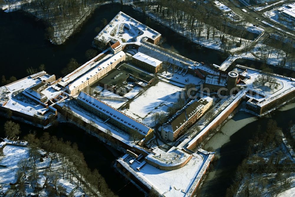 Aerial photograph Berlin - Wintry snowy fortress complex Zitadelle Spandau with a star-shaped park on the Juliusturm in the district Haselhorst in Berlin, Germany