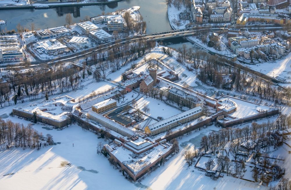 Aerial image Berlin - Wintry snowy fortress complex Zitadelle Spandau with a star-shaped park on the Juliusturm in the district Haselhorst in Berlin, Germany