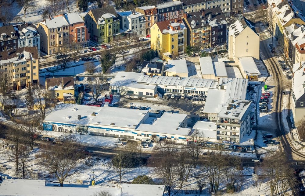 Herne from above - Wintry snowy company premises of the Reifen Stiebling with halls and company buildings at Hoelleskampring in Herne at Ruhrgebiet in the state North Rhine-Westphalia, Germany