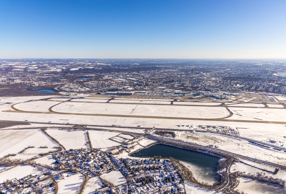 Aerial photograph Düsseldorf - Wintry snowy airport runways in Duesseldorf in the state North Rhine-Westphalia, Germany