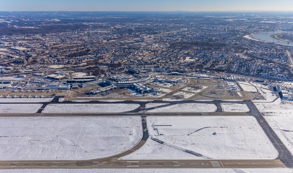 Düsseldorf from above - Wintry snowy airport runways in Duesseldorf in the state North Rhine-Westphalia, Germany