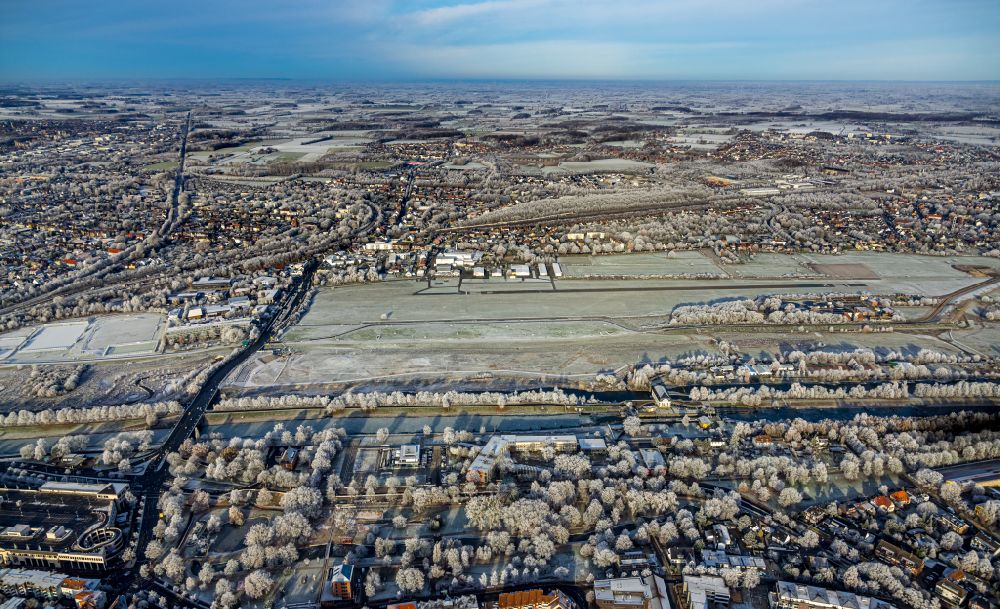 Hamm from above - Wintry snowy runway with tarmac terrain of airfield in the district Heessen in Hamm at Ruhrgebiet in the state North Rhine-Westphalia, Germany
