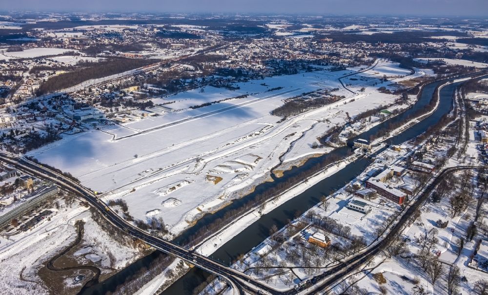 Aerial photograph Hamm (Westfalen) - Wintry snowy runway and taxiway area of the Hamm-Lippewiesen EDLH airfield in the Heessen district of Hamm in the German state of North Rhine-Westphalia