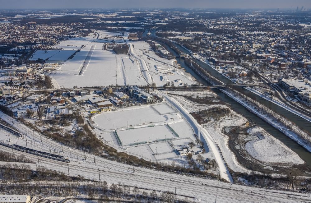 Aerial image Hamm (Westfalen) - Wintry snowy runway and taxiway area of the Hamm-Lippewiesen EDLH airfield in the Heessen district of Hamm in the German state of North Rhine-Westphalia