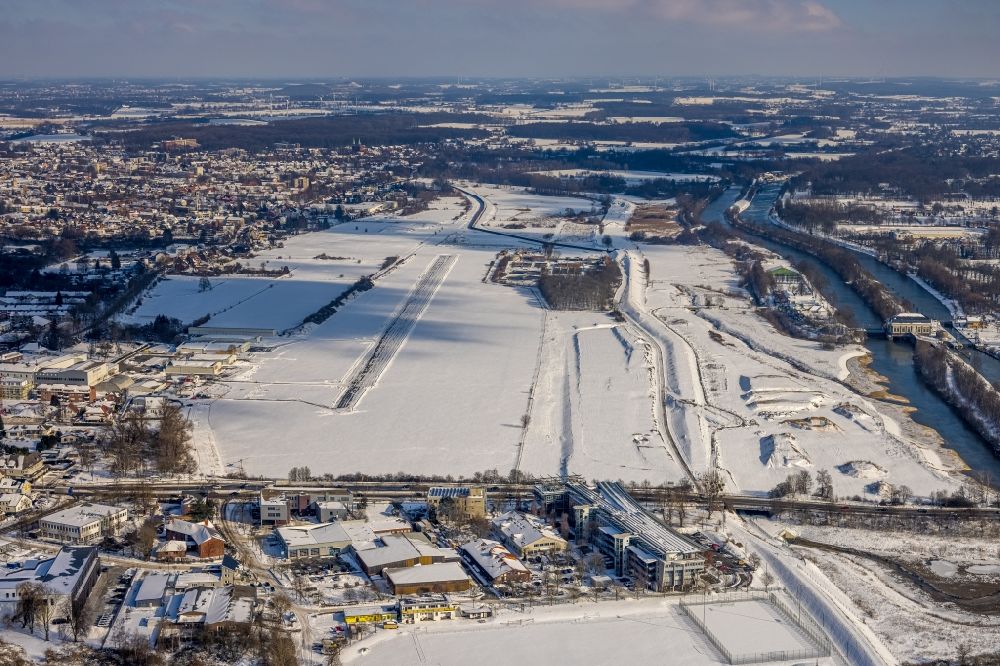 Aerial photograph Hamm (Westfalen) - Wintry snowy runway and taxiway area of the Hamm-Lippewiesen EDLH airfield in the Heessen district of Hamm in the German state of North Rhine-Westphalia