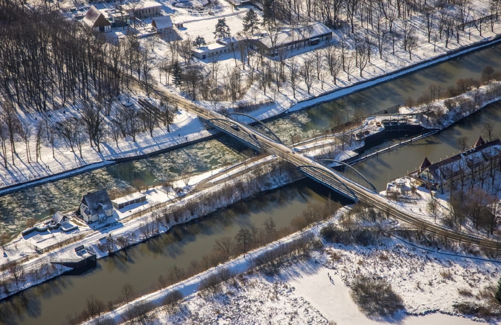 Hamm from the bird's eye view: Wintry snowy river - bridge construction on Faehrstrasse along the Datteln-Hamm-Kanal and the Lippe in the district Heessen in Hamm at Ruhrgebiet in the state North Rhine-Westphalia, Germany