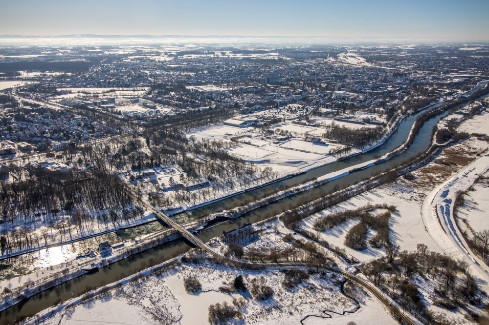 Aerial photograph Hamm - Wintry snowy river - bridge construction on Faehrstrasse along the Datteln-Hamm-Kanal and the Lippe in the district Heessen in Hamm at Ruhrgebiet in the state North Rhine-Westphalia, Germany