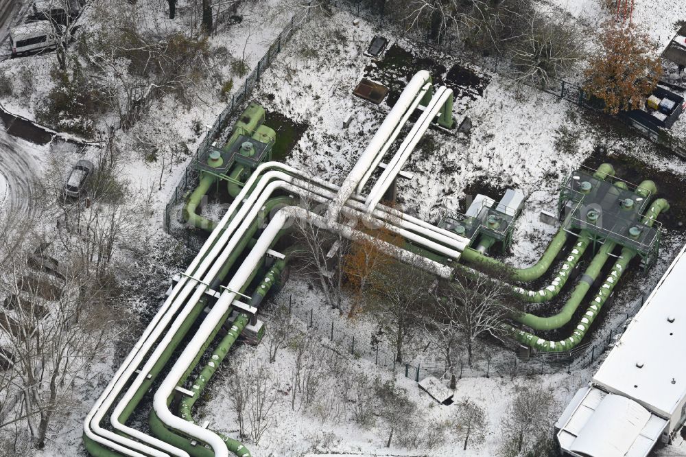 Aerial photograph Berlin - Wintry snowy overhead pipes for district heating supply along the Rhinstrasse in the district Lichtenberg in Berlin, Germany