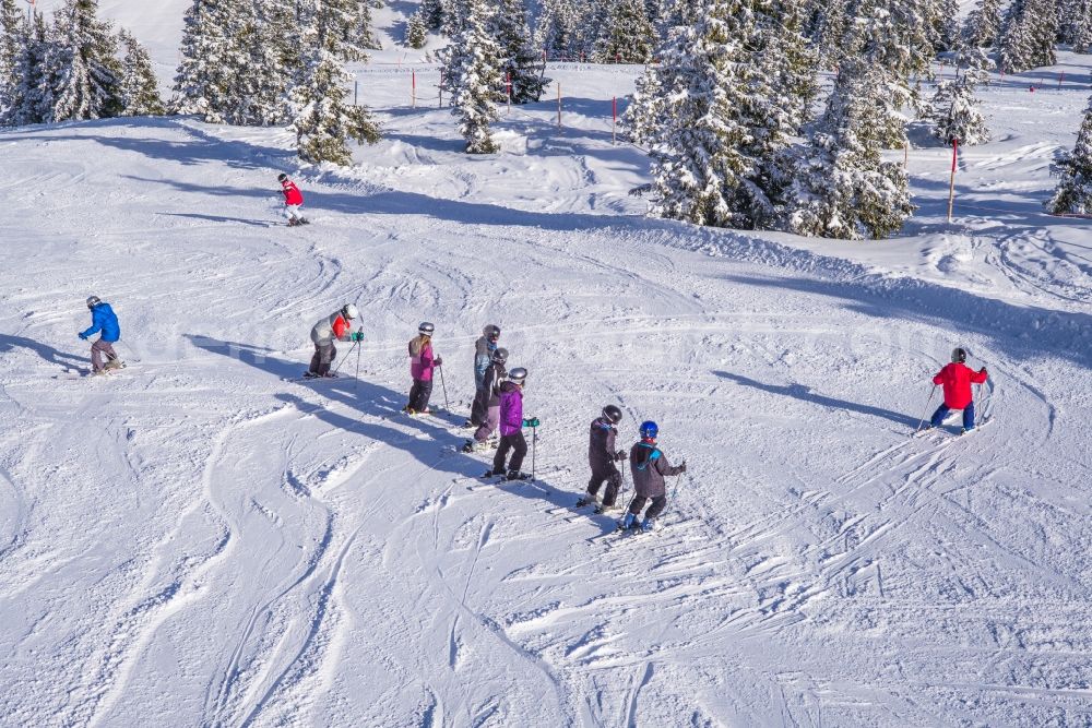 Aerial photograph Ellmau - Wintry snowy Leisure Centre with skier - Amusement Park SkiWelt Wilder Kaiser-Brixental in Ellmau in Tirol, Austria