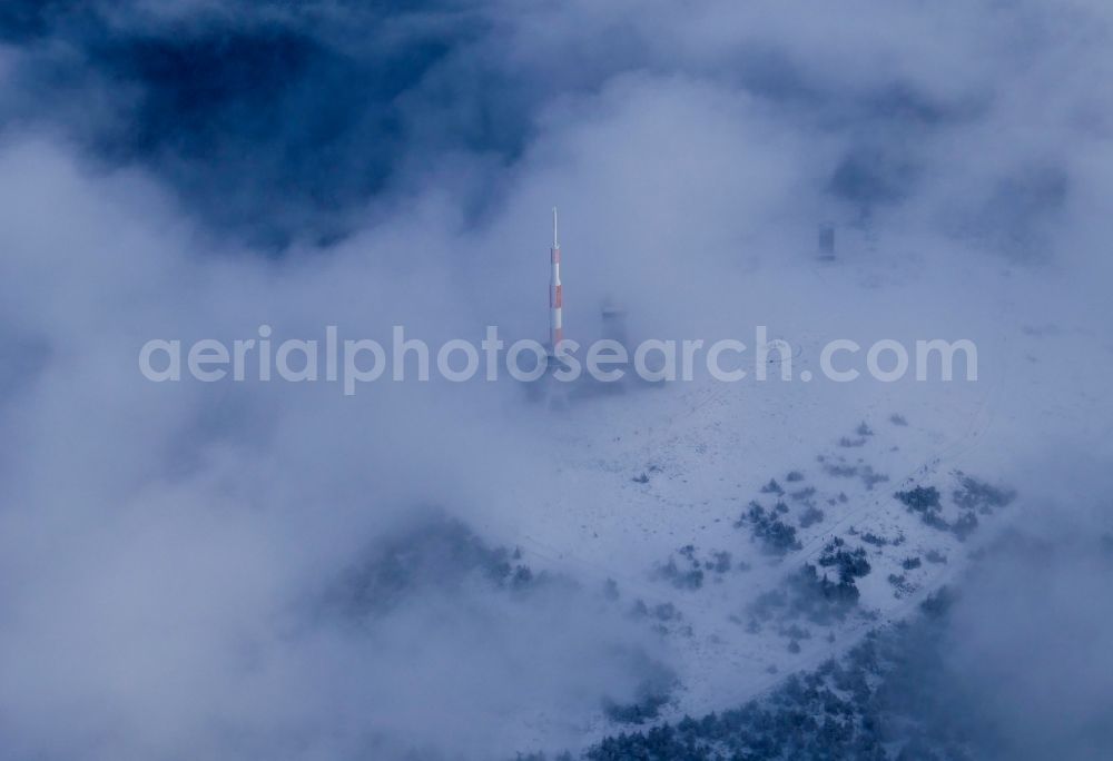 Schierke from the bird's eye view: Wintry snowy radio tower and transmitter on the crest of the mountain range Brocken in Harz in Schierke in the state Saxony-Anhalt, Germany