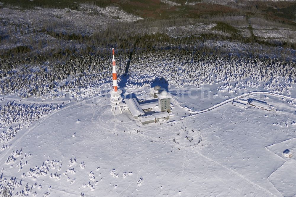Aerial photograph Schierke - Wintry snowy radio tower and transmitter on the crest of the mountain range Brocken in Harz in Schierke in the state Saxony-Anhalt, Germany
