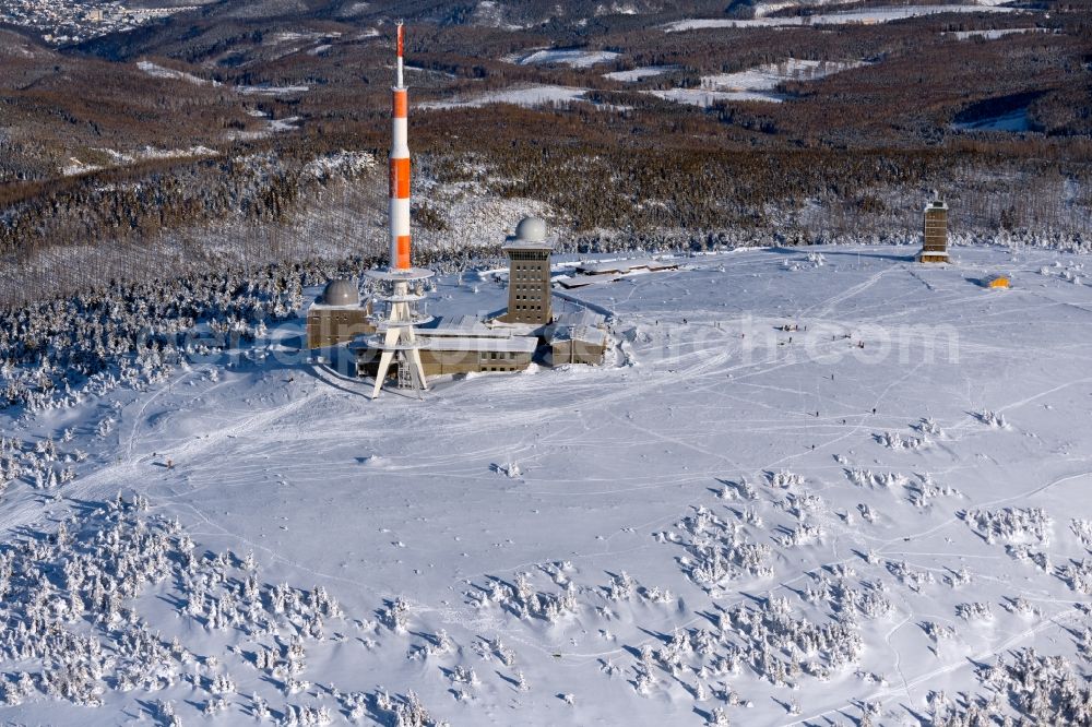 Schierke from the bird's eye view: Wintry snowy radio tower and transmitter on the crest of the mountain range Brocken in Harz in Schierke in the state Saxony-Anhalt, Germany