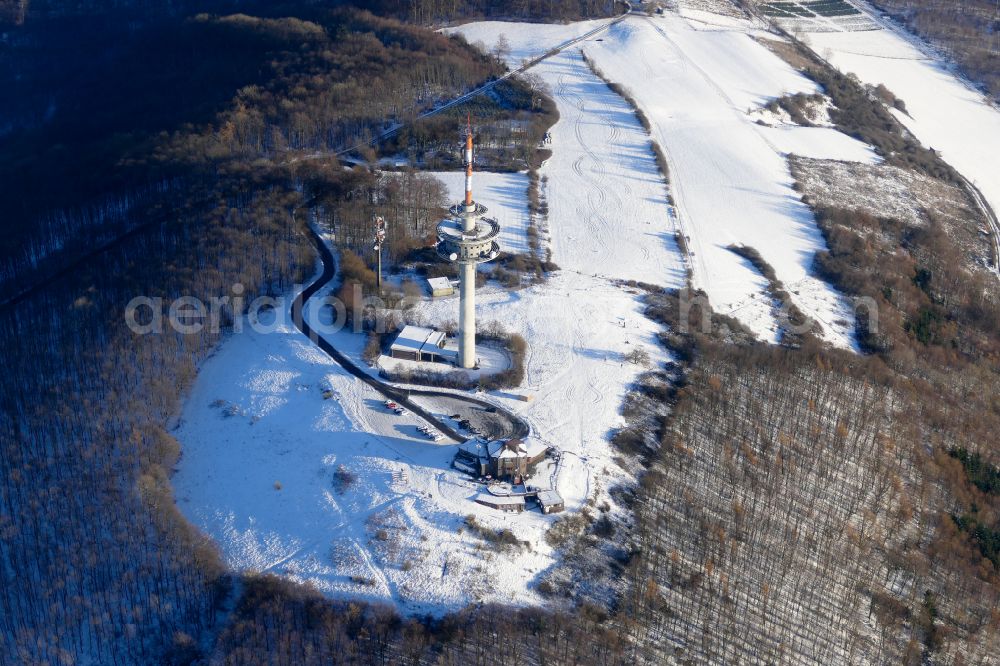 Lügde from the bird's eye view: Wintry snowy Radio tower and transmitter on the crest of the mountain Koeterberg in Luegde in the state North Rhine-Westphalia, Germany