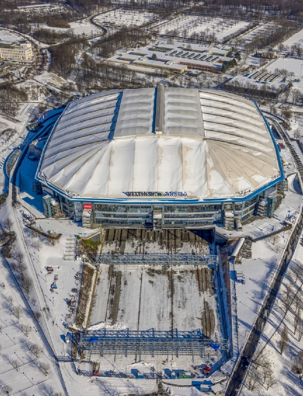 Aerial image Gelsenkirchen - Wintry snowy football stadium Veltins Arena Auf Schalke of the football club Schalke 04 in Gelsenkirchen at Ruhrgebiet in the state of North Rhine-Westphalia