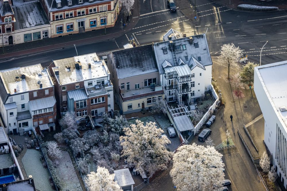 Aerial photograph Hamm - Buildings of multi-family residential buildings covered with snow in winter on Ostenallee in the district of Heessen in Hamm in the Ruhr area in the state of North Rhine-Westphalia, Germany