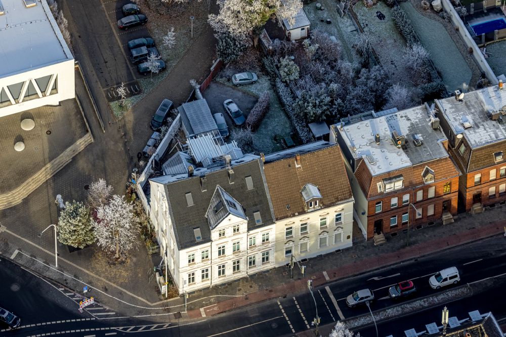 Hamm from the bird's eye view: Buildings of multi-family residential buildings covered with snow in winter on Ostenallee in the district of Heessen in Hamm in the Ruhr area in the state of North Rhine-Westphalia, Germany