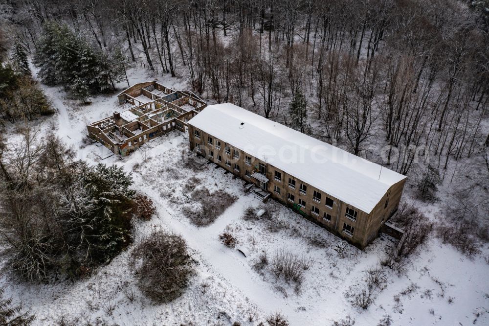 Aerial photograph Schönwalde - Wintry snowy building ruins of the vacant farm building for the former supply of the Dammsmuehle Castle on Schlossstrasse in Schoenwalde in the state Brandenburg, Germany