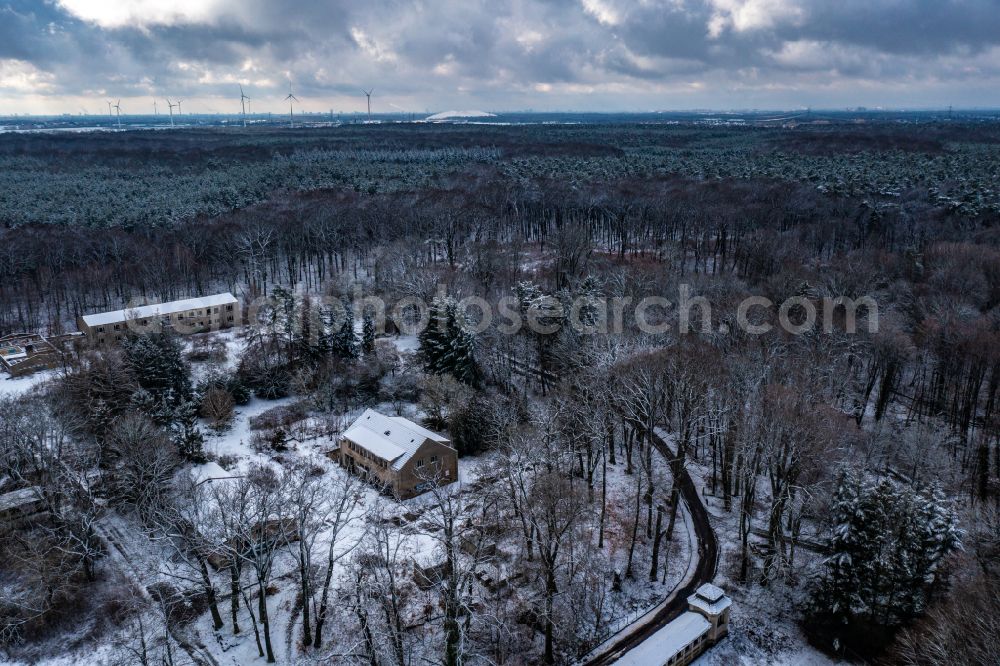 Schönwalde from the bird's eye view: Wintry snowy building ruins of the vacant farm building for the former supply of the Dammsmuehle Castle on Schlossstrasse in Schoenwalde in the state Brandenburg, Germany