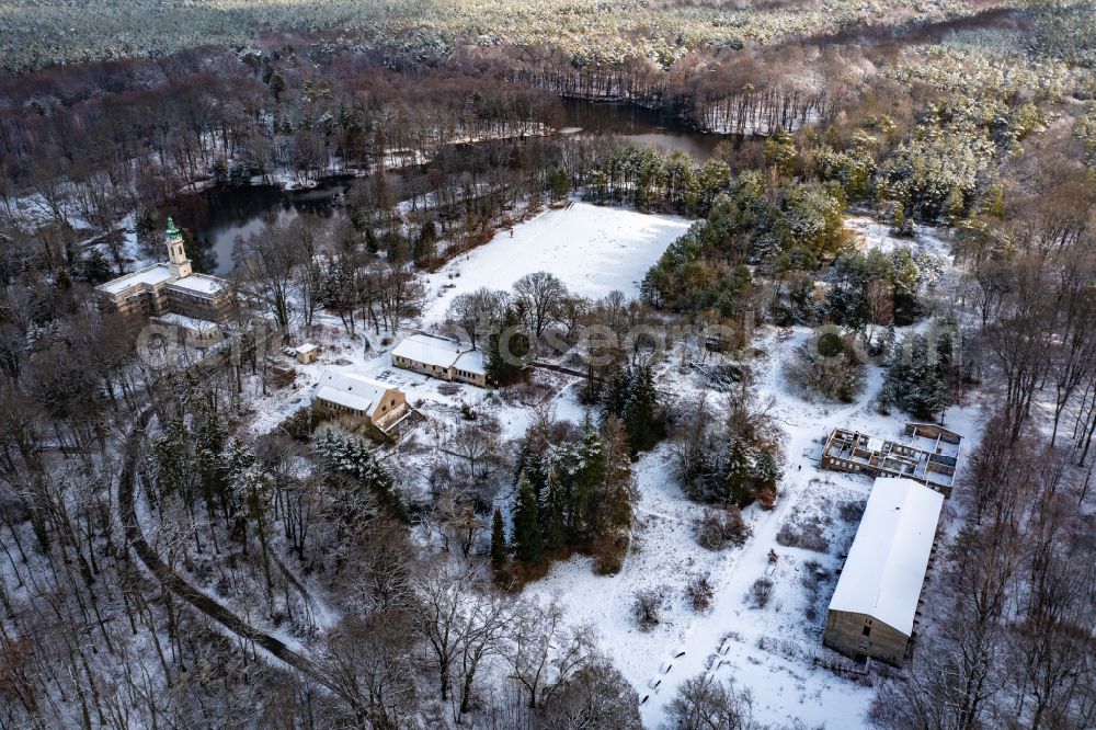 Aerial image Schönwalde - Wintry snowy building ruins of the vacant farm building for the former supply of the Dammsmuehle Castle on Schlossstrasse in Schoenwalde in the state Brandenburg, Germany