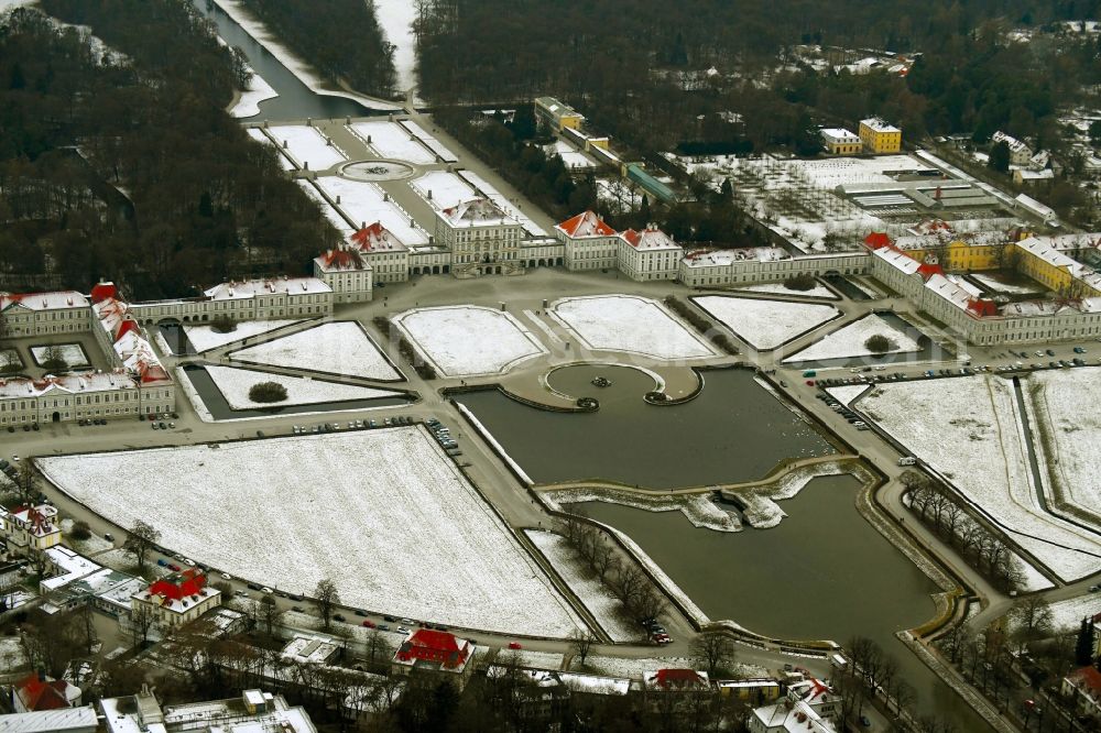 Aerial image München - Wintry snowy Building and Castle Park Castle Nymphenburg im Stadtteil Neuhausen-Nymphenburg in Munich in the state Bavaria