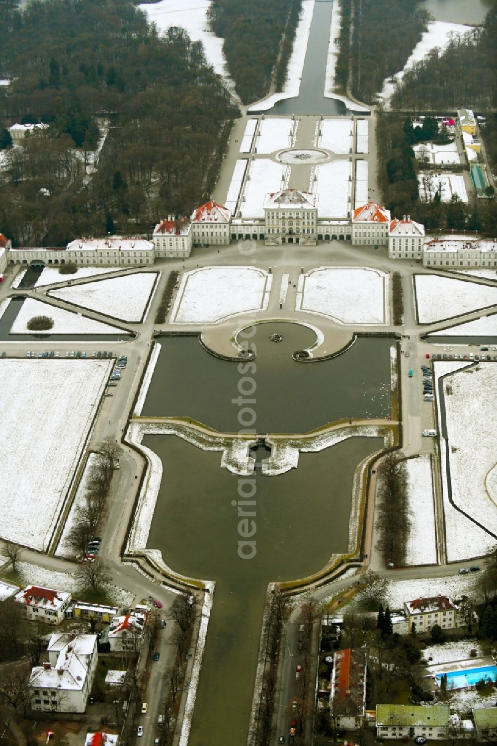 Aerial photograph München - Wintry snowy Building and Castle Park Castle Nymphenburg im Stadtteil Neuhausen-Nymphenburg in Munich in the state Bavaria