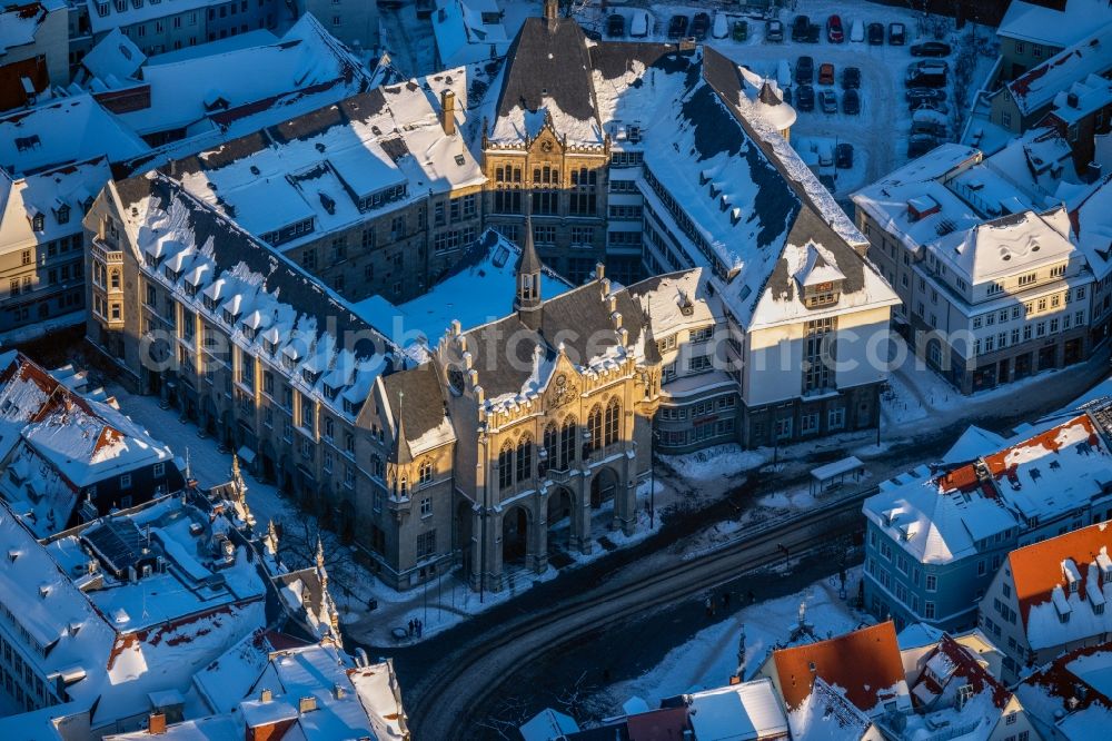 Aerial image Erfurt - Wintry snowy town Hall building of the city administration on Fischmarkt in of Altstadt in Erfurt in the state Thuringia, Germany
