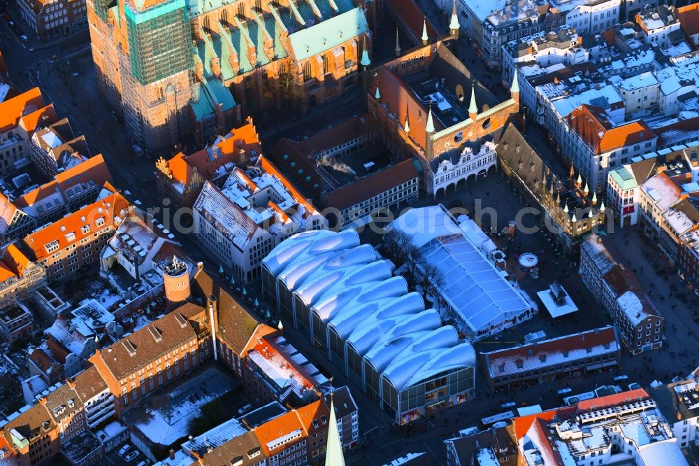 Aerial photograph Lübeck - Wintry snowy town Hall building of the City Council at the market downtown in Luebeck in the state Schleswig-Holstein, Germany
