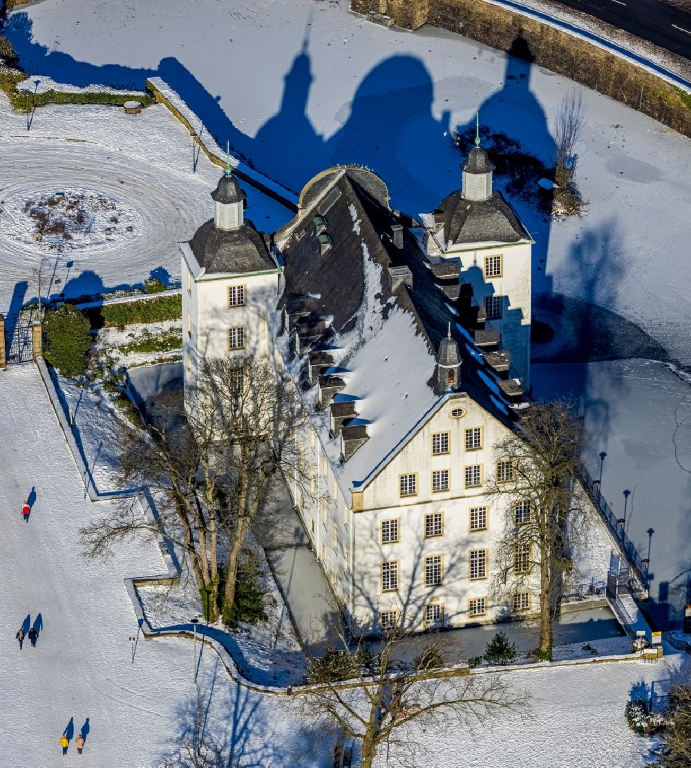 Aerial photograph Essen - Wintry snowy building complex in the park of the castle Borbeck in Essen in the state North Rhine-Westphalia, Germany