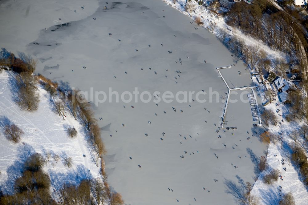 Aerial photograph Münster - Wintry snowy traces on the frozen and ice-covered water surface of Aasee in Muenster in the state North Rhine-Westphalia, Germany
