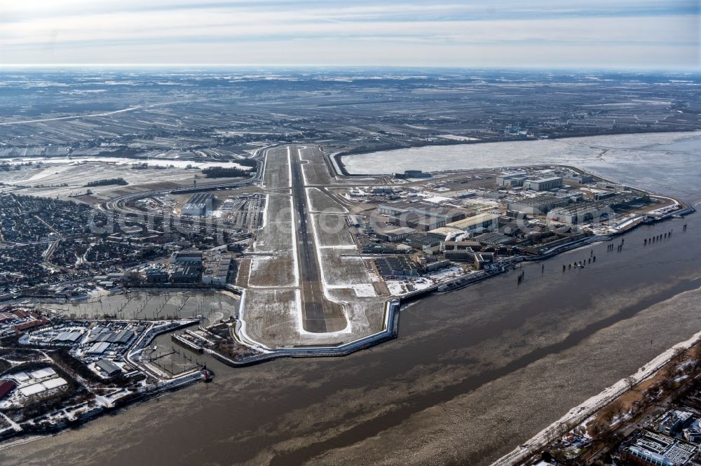 Aerial photograph Hamburg - Wintry snowy runway with hangar taxiways and terminals on the grounds of the airport of Airbus SE in the district Finkenwerder in Hamburg, Germany