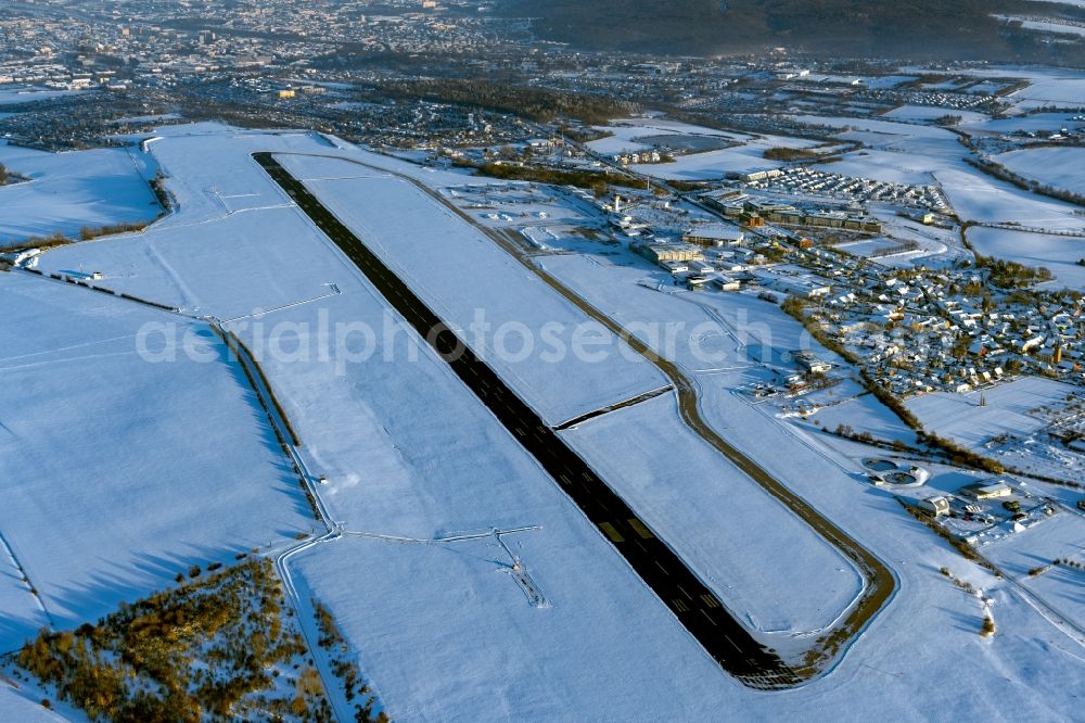 Aerial photograph Erfurt - Wintry snowy runway with hangar taxiways and terminals on the grounds of the airport in the district Bindersleben in Erfurt in the state Thuringia, Germany