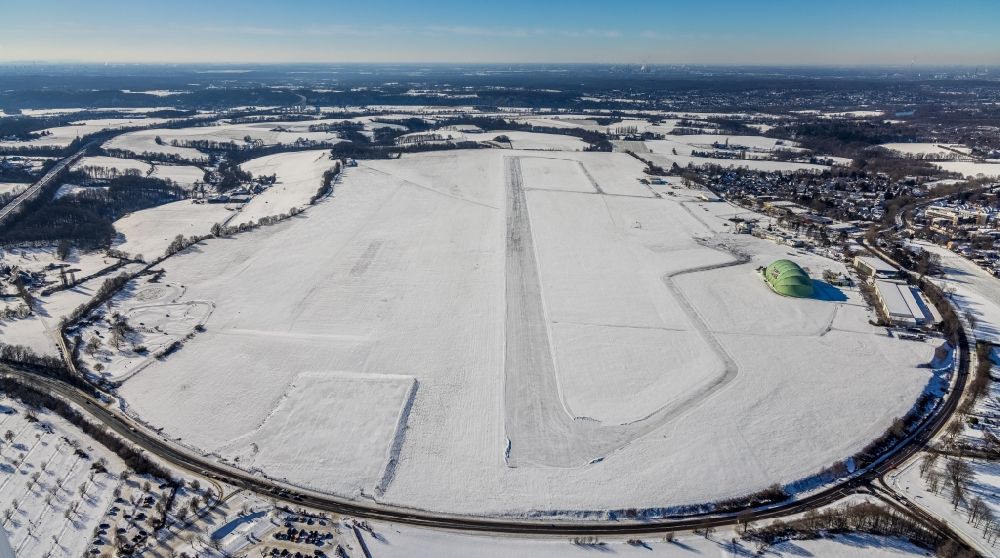 Aerial image Mülheim an der Ruhr - Wintry snowy runway with hangar taxiways and terminals on the grounds of the airport in the district Flughafensiedlung in Muelheim on the Ruhr in the state North Rhine-Westphalia