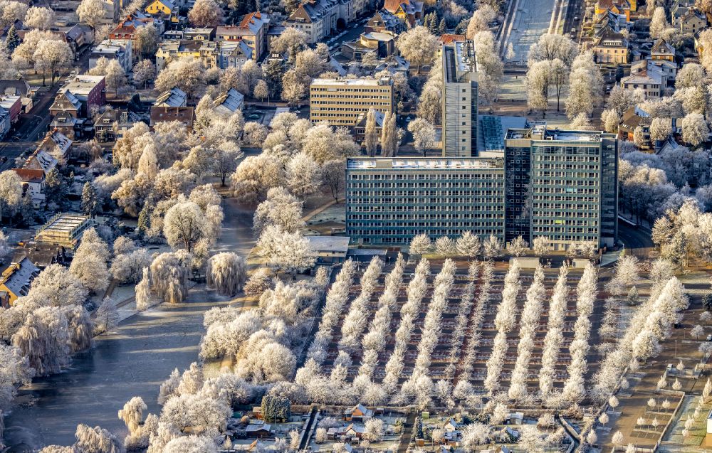 Hamm from the bird's eye view: Wintry snowy court- Building complex of the Oberlandesgericht Hamm on Ostringpark on street Hesslerstrasse in Hamm at Ruhrgebiet in the state North Rhine-Westphalia, Germany