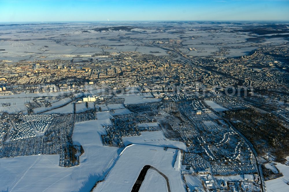 Erfurt from the bird's eye view: Wintry snowy city area with outside districts and inner city area in Erfurt in the state Thuringia, Germany