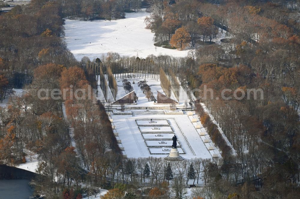Aerial image Berlin - Wintry snowy tourist attraction of the historic monument Sowjetisches Ehrenmal Treptow in Berlin, Germany