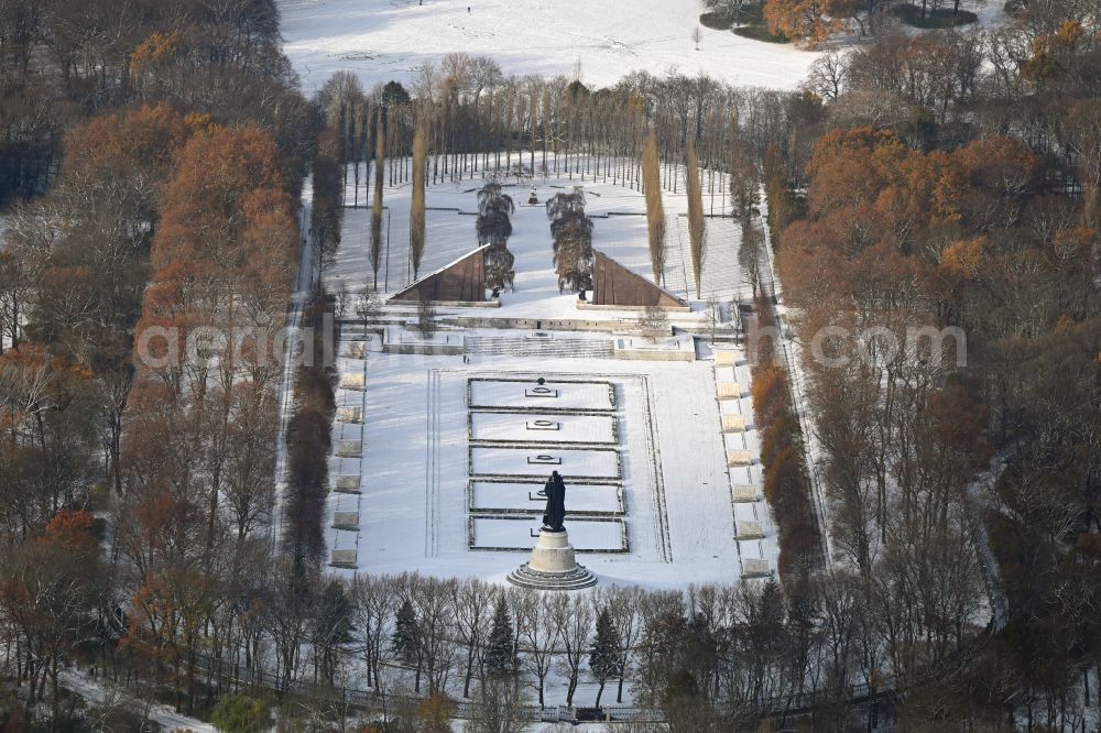 Aerial photograph Berlin - Wintry snowy tourist attraction of the historic monument Sowjetisches Ehrenmal Treptow in Berlin, Germany