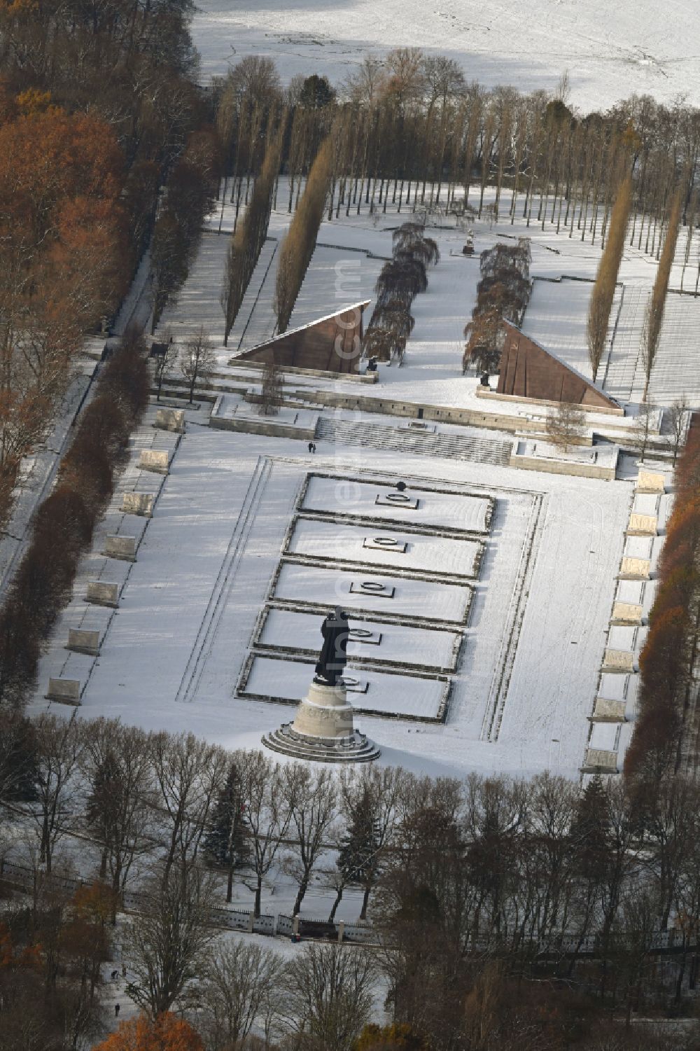 Berlin from above - Wintry snowy tourist attraction of the historic monument Sowjetisches Ehrenmal Treptow in Berlin, Germany