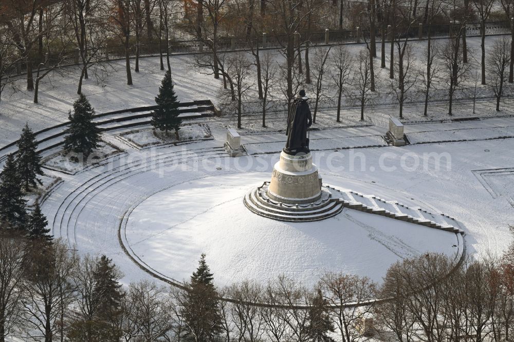 Aerial image Berlin - Wintry snowy tourist attraction of the historic monument Sowjetisches Ehrenmal Treptow in Berlin, Germany