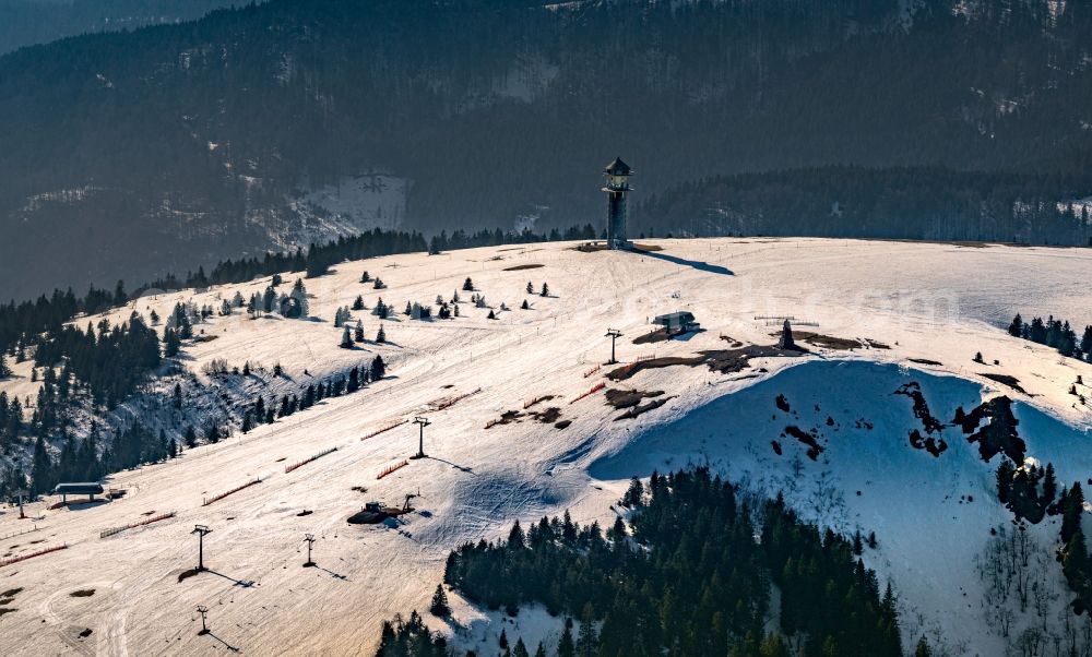 Feldberg (Schwarzwald) from the bird's eye view: Wintry snowy mountainous landscape of the summit of Feldberg mountain with the ski sports area and parcour at the World Cup of Ski Cross in Feldberg (Schwarzwald) in the state Baden-Wurttemberg, Germany