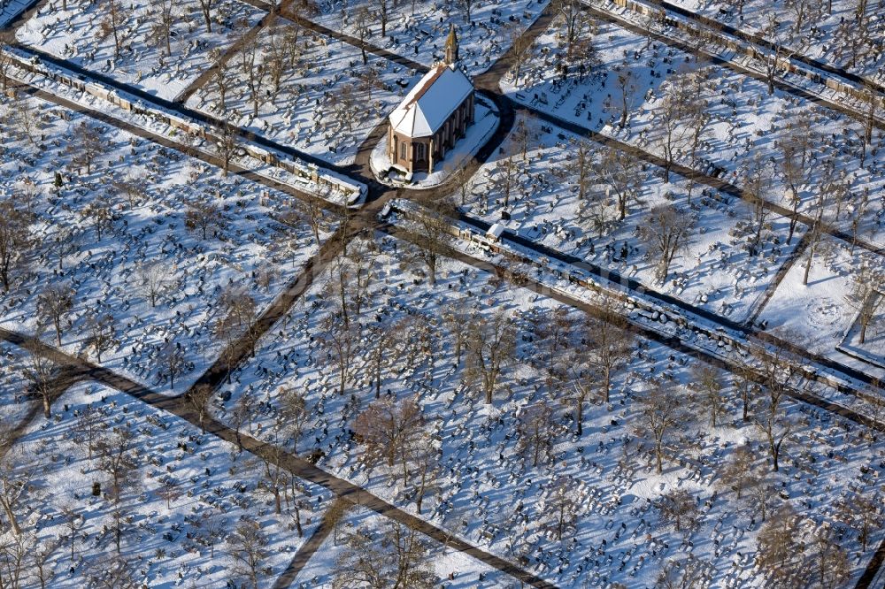 Würzburg from the bird's eye view: Wintry snowy grave rows on the grounds of the cemetery with the chapel in the main cemetery in Wuerzburg in the state Bavaria, Germany