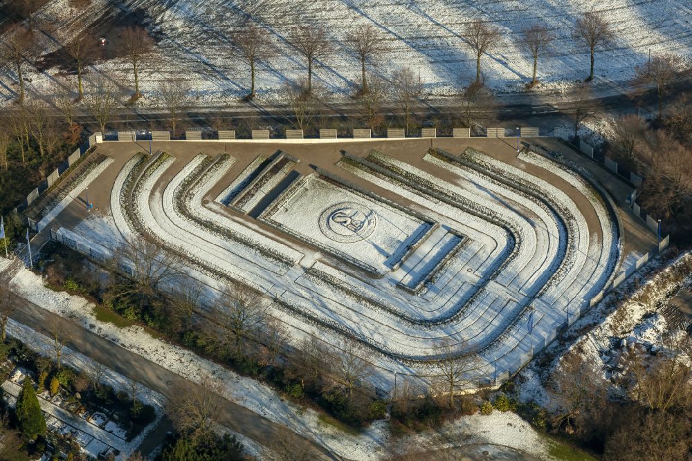 Gelsenkirchen from the bird's eye view: Wintry snowy grave rows on the grounds of the cemetery Schalke-FanFeld on street Pfeilstrasse in the district Beckhausen in Gelsenkirchen at Ruhrgebiet in the state North Rhine-Westphalia, Germany