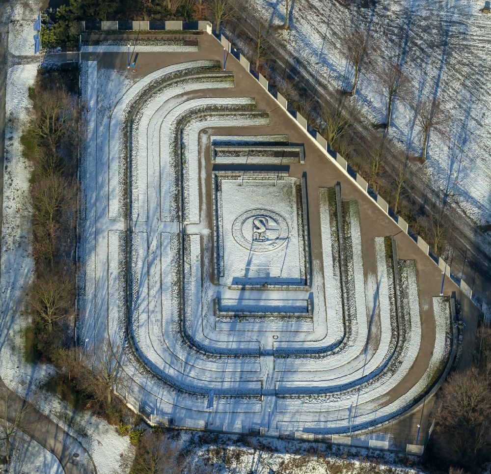 Aerial photograph Gelsenkirchen - Wintry snowy grave rows on the grounds of the cemetery Schalke-FanFeld on street Pfeilstrasse in the district Beckhausen in Gelsenkirchen at Ruhrgebiet in the state North Rhine-Westphalia, Germany